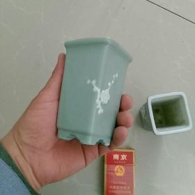 早期文人用小型瓷器〈天青釉堆白花〉方口花盆〈中国制造款，出口瓷〉，一对。其中一只有小裂有小磕，另一个完整