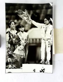 陈翠婷在11届亚运会女子体操比赛的领奖台上（自由体操满分金牌）·四十年体育摄影作品稿件资料