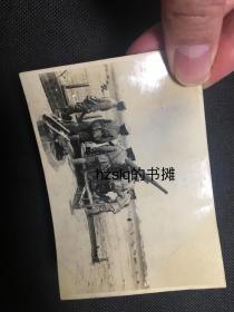 【军事史料】民国日军侵华时期战地上的三八式野炮和正在调试的日本军士等场景，老照片内容少见难得
