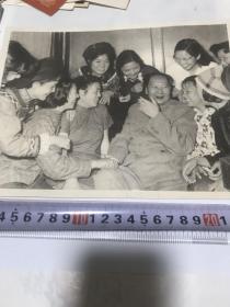 伟大的领袖和导师毛主席1957年和出席共青团第三次全国代表大会代表们亲切谈话。