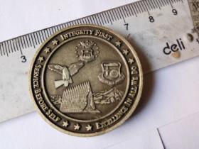 和平鸽纪念币。直径3.9厘米。重28.6克