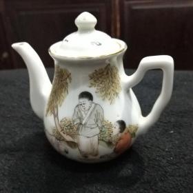 粉彩器茶壶，画工精铀完美，没有一点破损