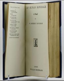 20世纪著名英国作家威廉·萨默塞特·毛姆（1874年1月25日一1965年12月16日），1915年伦敦初版初印代表作《人性的枷锁》，亲笔题卷首第一句名句“The day  broke  gray and  dull”（黎明破晓，天色却依旧昏沉灰暗）并签名，欧洲古典皮面书顶刷金装帧，少见，珍贵！