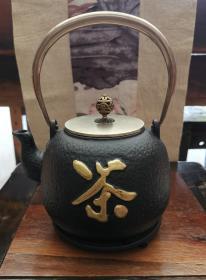 精致茶具——日本铁壶（壶身两面刻有茶、禅二字，壶高24cm）