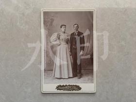 清代同期 外国夫妇合影肖像 照相馆橱柜照片 约1890年代左右