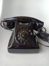 早期瑞典制造，爱立信电话机
这款电话1951年爱立信在荷兰RIJEN市生产的CE51型拨盘电话机，是爱立信的经典款式，在发售时引发其他厂家的竞相模仿。如果你的她/他想给客厅多一个与众不同的装饰，那么这台电话绝对是有意义又有品位的不二之选！品相9.5品，可使用，自重2.4kg。