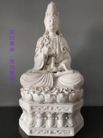 德化瓷，  莲花坐象观音菩萨 ，开脸慈祥 神态安和， 雕工极尽精致 ，瓷质致密 ，釉汁温润 ，造型精美， 装饰简朴 ，秉承了德化窑优秀的传统和独特风格 ，兼具审美价值和收藏价值 ，是不可多得的雅作b16邮费自理