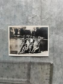 1952年六名军人合影于长春胜利公园