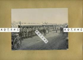 1900年庚子事变时期天津火车站月台，前来议和的清廷大员正从车厢上颤巍巍地走下，可见有整队的大清国官兵护卫，两侧还有德国士兵。这个官威排场，极有可能是1900年9月底，从北京前来天津谈判的李鸿章。照片尺寸20.4X15厘米，卡纸尺寸31.8X23.9厘米