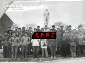 山西民兵野营拉练排参观刘胡兰烈士纪念馆留念（1971年）5寸