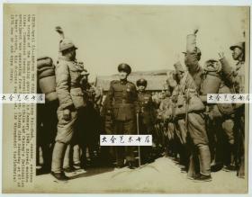 1975年重印的1949年蒋介石委员长视察检阅南京国军卫戍部队，美联社新闻传真照片