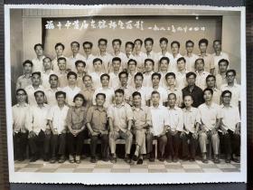 1982年 福州十中首届在榕师生留影照一张（尺寸：14.5*20厘米，背有签赠）