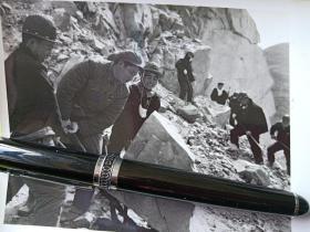 1971年照片，山西省太原钢铁矿工人学大庆建设矿山，马鬃山 解放军支左人员刘顺元和工人修建矿区铁路