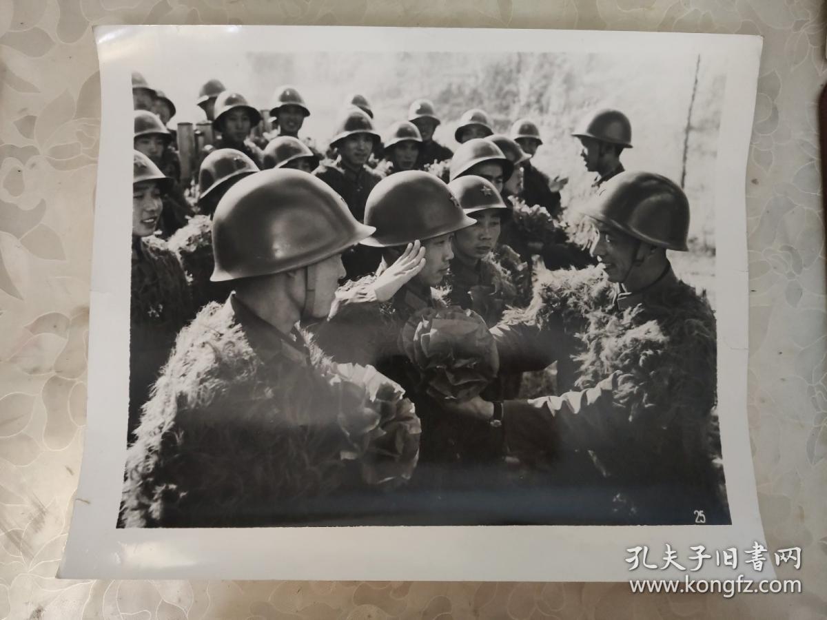 补图不单买，与黑白照片箱 00018A合售--新华社新闻展览照片：1981年10月出版的 “加速现代化军队建设”照片  共有25张全    图二十五：一批年轻战士在演习中立功受奖      段文华   摄        黑白照片箱 00018