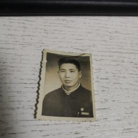 老照片：1960年   胸前带胸章  如图   邮夹内