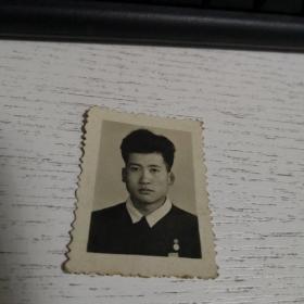 老照片：1968年   胸前带胸章  战友留念  如图   邮夹内