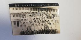 1979年南京二十六中学七九届6班毕业合影、长江路、碑亭巷路口，现在的南京外国语学校`