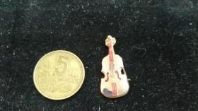 80年代左右小提琴造型徽章一个。