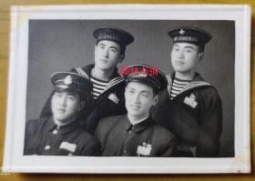 [老照片]：上海市1955年先进工作者，周都文，上海鲁迅纪念馆颁发，中国人民解放军，海军，帅哥，前面两位军装，后面两位水手服。（尺寸如图所示）
