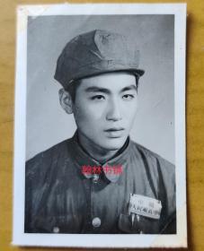 [老照片]：上海市1955年先进工作者，周都文，上海鲁迅纪念馆颁发，中国人民解放军，帅哥，鼻梁高耸，面目清秀，耳朵轮廓分明（尺寸如图所示）