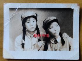 [老照片]：中国人民解放军，扎两跟辫子的美女（尺寸如图所示）