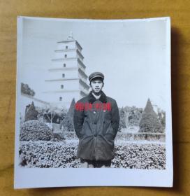 [老照片]：西安，大雁塔，中国人民解放军，身穿棉制军大衣。（尺寸如图所示）