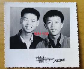 [老照片]：武汉长江大桥，长虹照相，艺术字，两位小朋友的合照，笑容灿烂。（尺寸如图所示）