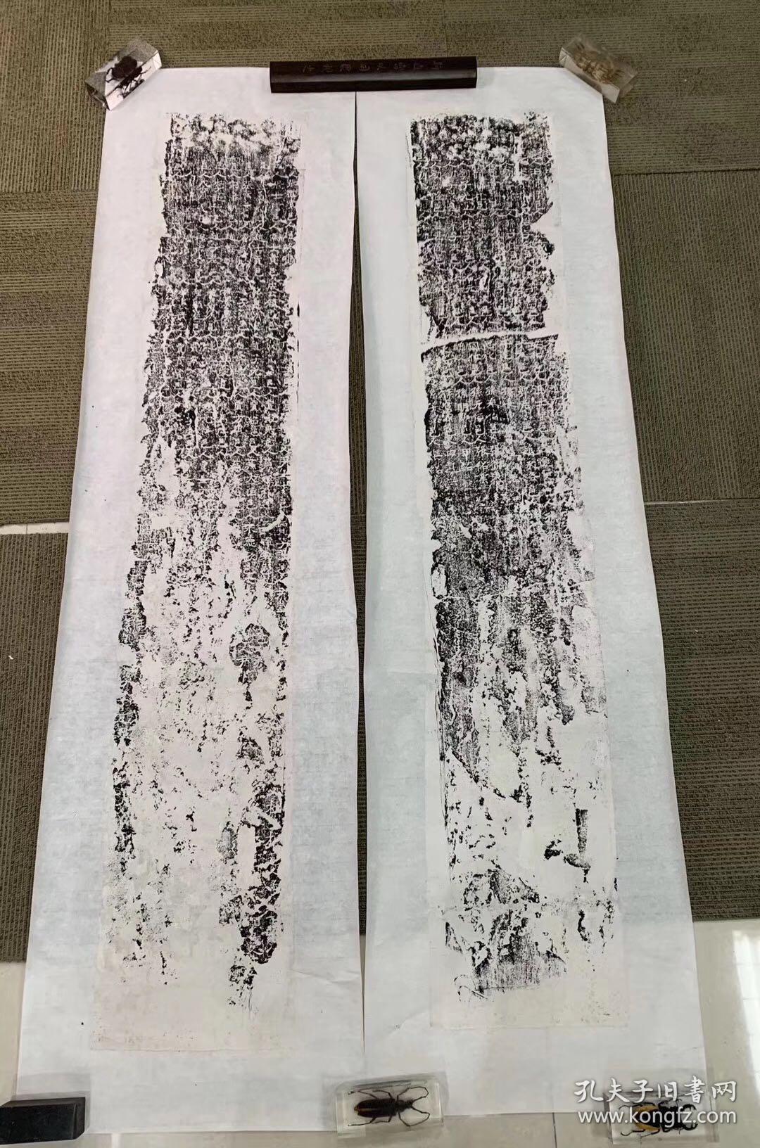 少见隋代碑刻 《大隋南宫令宋君碑》碑额碑阳碑阴碑侧大全套，清末浓墨精拓本 新托底，拓片有破损伤字，品相略差。此碑又名《南宫定觉寺碑》，亦称《宋景構尼寺造像碑》也叫《隋碑》、《宋君碑》，为河北省重点文物保护单位。 位于河北省邢台南宫市，为河北省重点文物保护单位。定觉寺住持女僧大庵（人称美尼姑）为感念南宫令宋景于隋开皇十一年修建定觉寺，特请碑文为河间刘炫（字光伯）撰写，自己篆刻碑文而形成此碑。