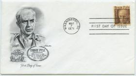 1971年美国第二次大战最出名的战地记者厄尼·派尔邮票首日封，他以其战地新闻赢得了1944年的普利策奖。 他对普通士兵的同情以及他温暖而充满人性的风格使他在前方和后方都大受欢迎。他曾随队登上硫磺岛，后来在他在冲绳岛战役中阵亡。