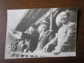 毛主席、朱德、周恩来在天安门城楼上照片