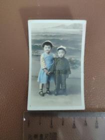 老照片：影楼留影  两个很漂亮的小朋友  手工上色照片   1张售      黑白照片箱 00027