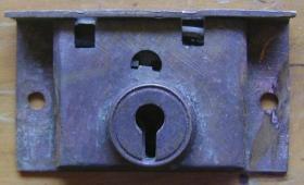 铜锁（安装在铁箱上）缺钥匙