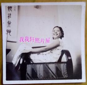 民国老照片：民国旗袍美女，躺在沙发椅上开心呵~【民国上海——民国旗袍美女——学秀家庭系列】