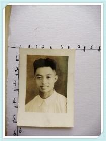 黑白照片：1952年男子半身留影