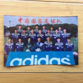 90年代中国国家足球队照片
背后有当时国安队队员董育、李长江等亲笔签名