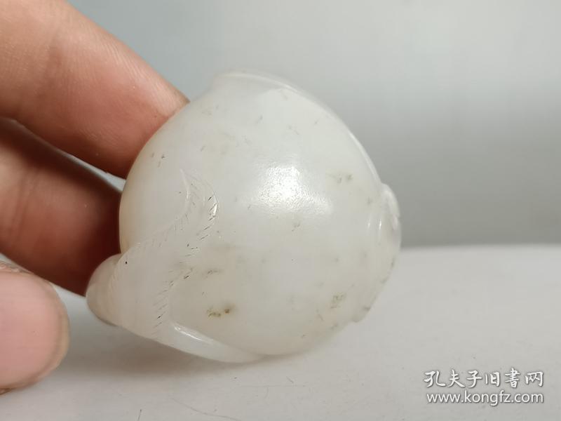 清代传世和田玉桃手把件