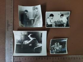 老照片：青年男女在居所的留影       黑白照片     共4张售      文件盒八0012