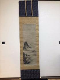 古笔山水图 纸本 挂轴一张 双重箱。尺寸：183 x 45.5 cm（全体），
98.5 x 31.5 cm （画心）。包老。