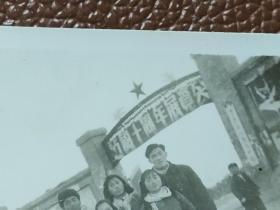 老照片：建国十周年展览会门前的合影       黑白照片     共1张合售      文件盒九0015