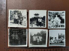 老照片：温馨的家庭合影的留影       黑白照片     共6张合售      文件盒九0015