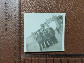 老照片：建国十周年展览会门前的合影       黑白照片     共1张合售      文件盒九0015