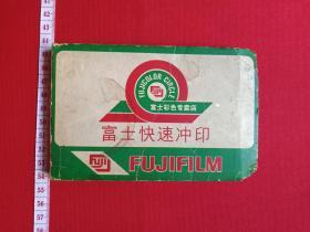 原况单本成册老相册发布第109--广西籍老年女音乐家刘老师(韦佳之母)个人珍藏:1996年7月《南宁青秀山中泰南宁孔敬友谊园、长江乐园,珠海九洲城等》相关参观、游览、亲属等共36张彩色个人及合影老照片、老影集、老像片、老资料、老档案