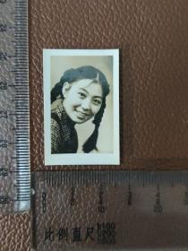 老照片： 1953年9月  漂亮女青年的留影    黑白照片     共1张合售      文件盒九0018