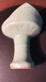 龙泉窑瓷片（24）----元代龙泉窑梅子青釉高足杯残件（北京城区工地出土）
