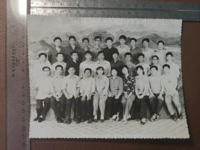 老照片：1982年5月  机械工业局首届电大毕业留影的照片     黑白照片       共1张合售      黑白照片箱00031