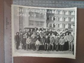 老照片：1982年11月   宜昌市一医院内科欢送邢福潮 刘谷瑜两位医生合影留念的合影照片     黑白照片       共1张合售      黑白照片箱00031