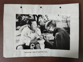老照片：80年代 “书记与老农”获省1981年度好新闻照片奖的新闻照片    黑白照片       共1张合售      黑白照片箱00034