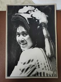 老照片：1989年  黄继发  拍摄的新闻照片---“彝族少女”    黑白照片       共1张合售      黑白照片箱00034