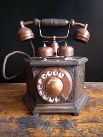 民‮时国‬期、木‮座质‬老式电话拨号机、品‮良相‬好、保‮完存‬整、样‮独式‬特精美、正‮使常‬用、适‮收合‬藏wzl邮费自理
