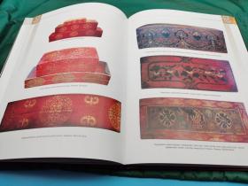 《彩绘描金～～蒙古的古典民俗家具和木制工艺》来自蒙古国的古旧家具，28公分*20公分，印量极为稀少的书，新蒙文版，全部都是原装的旧家具和木雕艺术。浓郁的地域文化特色。传统的柜、炕桌、琴、佛龛、雕版、骨雕和蒙镶工艺、浓郁的汉藏、蒙藏气息。是民族工艺研究人士、学者、爱好者必备。182多页。精装版大16开，新蒙文，印量极为稀少